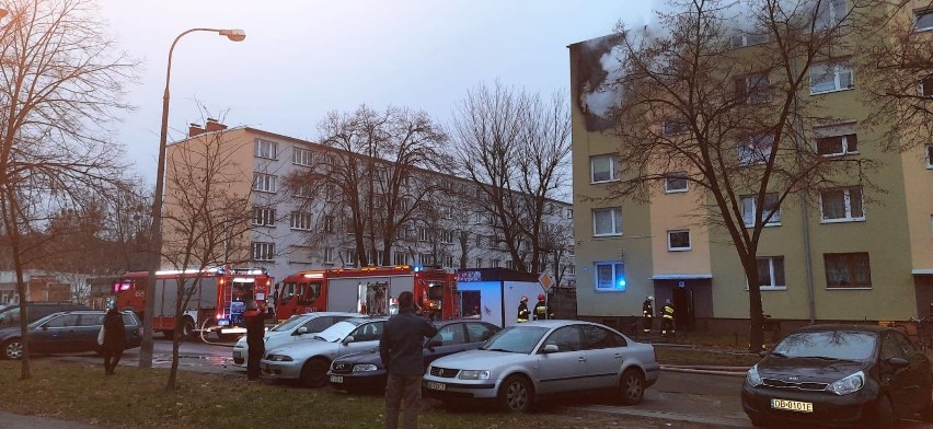 Groźny pożar w centrum Kędzierzyna-Koźla. Jedna osoba ranna. Strażacy w częściowo spalonym mieszkaniu znaleźli węża