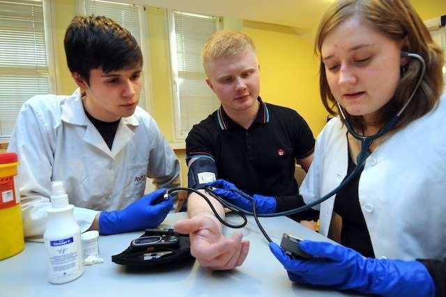 Zdaniem studentów medycyny, płatne studia medyczne to zły pomysł. Domagają się, by traktowano ich tak samo, jak studentów innych kierunków.