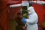 Kiedy skończy się pandemia koronawirusa w Polsce? Jest nowa prognoza zakażeń. Pandemia szczytuje
