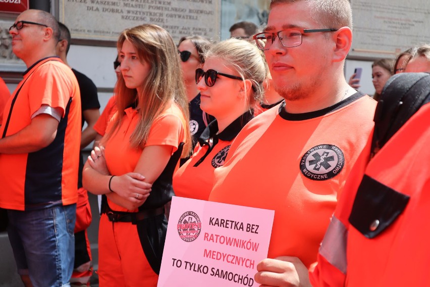 Protest ratowników medycznych w Łodzi. Delegacje ratowników z całego regionu demonstrowały przed urzędem wojewódzkim