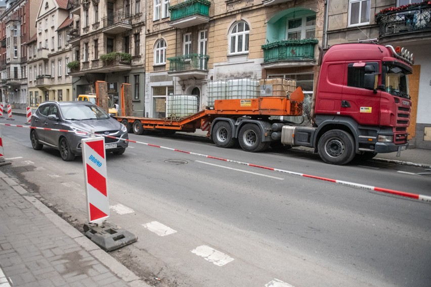 ZDM przypomina o zakazie parkowania po obu stronach ulicy...