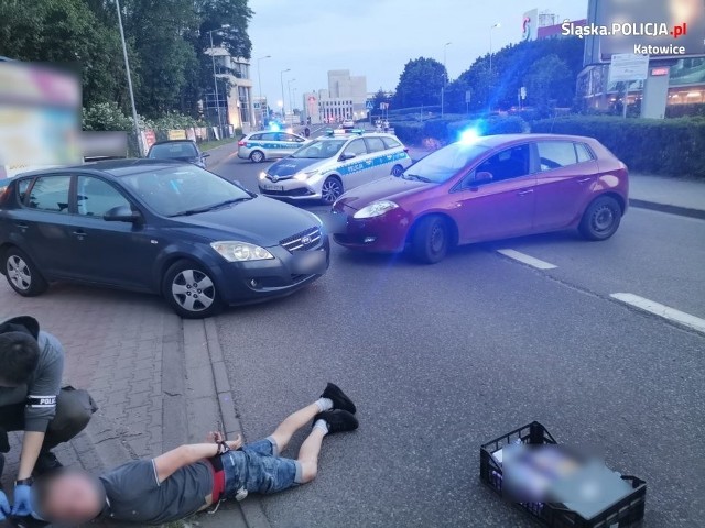 Pościg ulicami Katowic zakończył się zatrzymaniem 20 i 21-latka. Mieli przy sobie narkotykiZobacz kolejne zdjęcia. Przesuwaj zdjęcia w prawo - naciśnij strzałkę lub przycisk NASTĘPNE