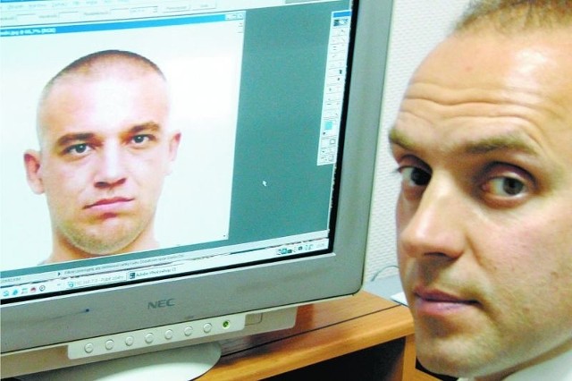 W ub. roku najbardziej, choć bezskutecznie, poszukiwanym suwalskim przestępcą był Marcin Grabowski. Jego podobiznę ogląda Krzysztof Kapusta, oficer prasowy KMP.