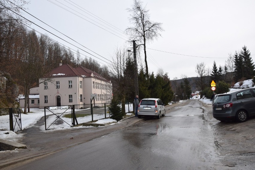 Rozgrywka o szkoły. Mieszkańcy nie chcą, żeby gmina Jerzmanowice-Przeginia oszczędzała dalej na ich dzieciach