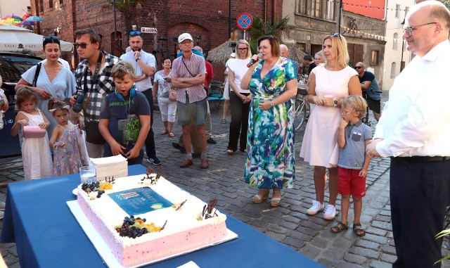 Przez dwa dni trwały uroczystości urodzinowe i związane z nimi atrakcje w Muzeum Handlu Wiślanego "Flis" w Grudziądzu. W niedzielę przed południem skonsumowano wielki tort urodzinowy, który serwował prezydent Grudziądza Maciej Glamowski.