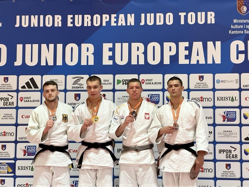 Damian Kubiak (drugi z prawej) na podium PE Juniorów w Judo...
