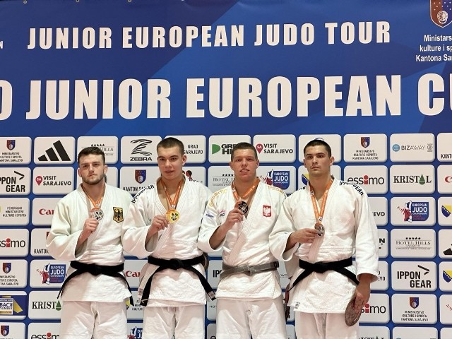 Damian Kubiak (drugi z prawej) na podium PE Juniorów w Judo w stolicy Bośni i Hercegowiny