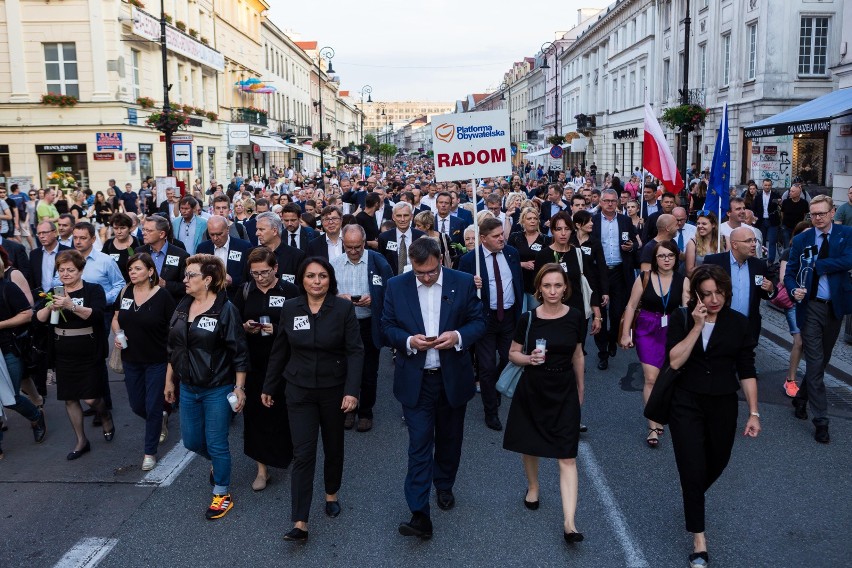 Łańcuch Światła w Warszawie [ZDJĘCIA] Demonstracja przed Pałacem Prezydenckim i marsz przed Sejm
