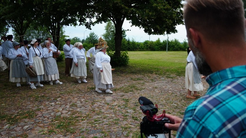 Zdjęcia żniwne były kręcone w plenerze - w Podleńcach i...