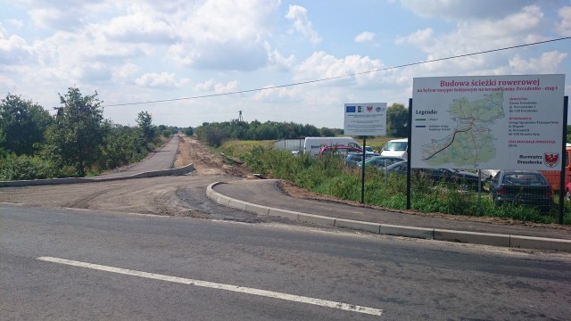 Właśnie tu - przy drodze wylotowej z Drezdenka na Międzychód - rozpoczyna się pierwszy etap ścieżki rowerowej.