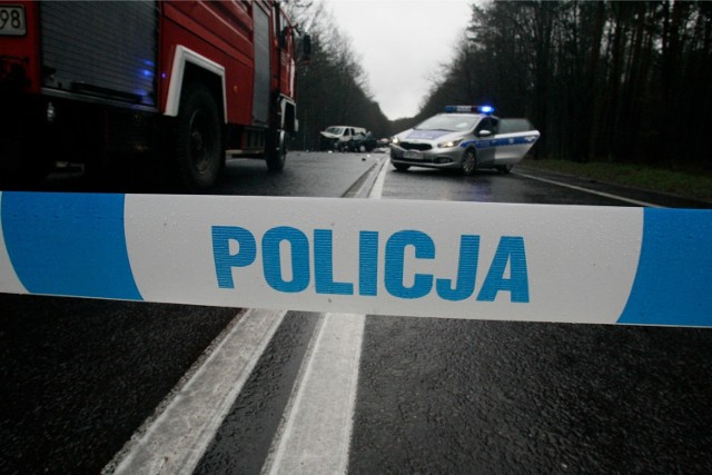 Wypadek śmiertelny na trasie Pisz-Orzysz. Dwie osoby zginęły w zderzeniu osobówki z tirem