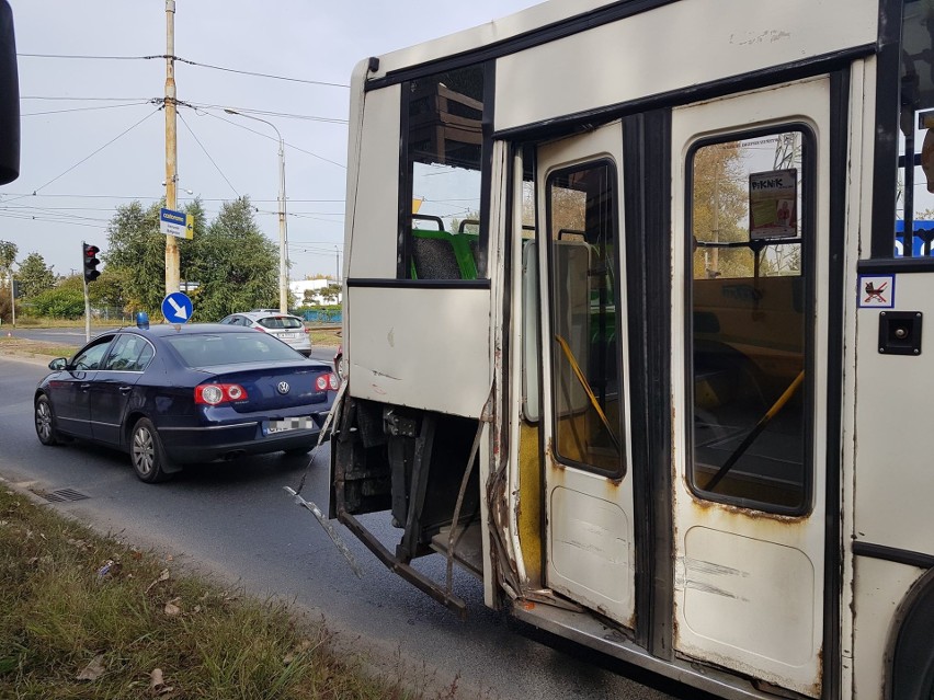 Wykolejony tramwaj po zderzeniu z autobusem na ulicy Wschodniej. Są ranni