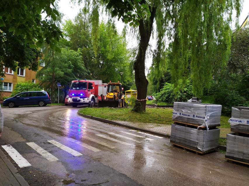 W piwnicy bloku przy ul. Skrzatów w Lublinie znaleziono materiały wybuchowe. Mieszkańcy ewakuowani. Zobacz