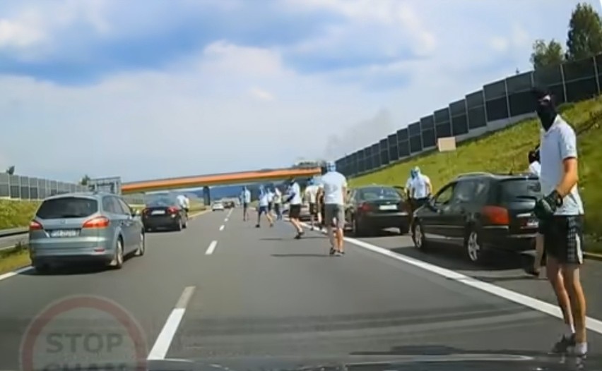 Bójka pseudokibiców z Podkarpacia na autostradzie A4. Jest nowy film (WIDEO, ZDJĘCIA)