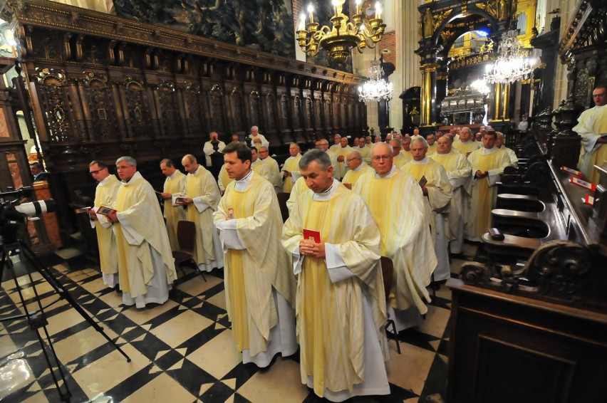 Kraków. Msza Krzyżma Świętego w wawelskiej Katedrze. Abp Jędraszewski mówił o atakach na Chrystusa [ZDJĘCIA]