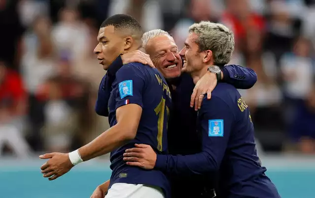 Trener Didier Deschamps (w środku) ze swoimi asami Kylianem Mbappe i Antoinem Griezmannem