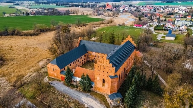 Zamek położony jest w jednym z najpiękniejszych regionów Polski - Mazurach, w sąsiedztwie wielu atrakcji turystycznych oraz miejscowości zaliczanych do topowych mazurskich lokalizacji. Posiada własne jezioro, przez które można dopłynąć do centrum Barcian, gdzie znajduje się zabytkowy kościół.