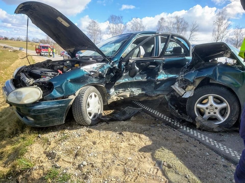 Jasionówka Kolonia. Wypadek na drodze wojewódzkiej 673. Zderzenie lanosa z volkswagenem. Cztery osoby trafiły do szpitala [ZDJĘCIA]