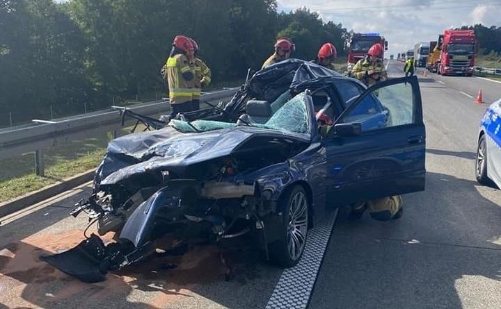 Kolizja na autostradzie A2. BMW uderzyło w ciężarówkę