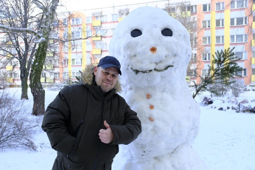 Gigantyczny bałwan przy ul. Łyskowskiego stał się atrakcją...