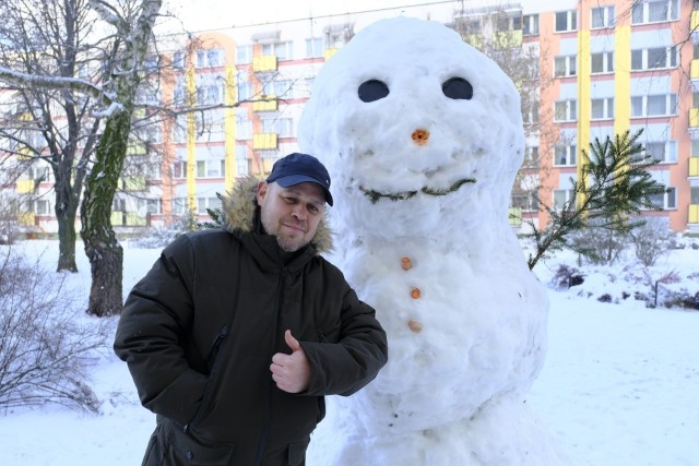 Gigantyczny bałwan przy ul. Łyskowskiego stał się atrakcją osiedla. Stworzył go Szymon Szatkowski, mieszkaniec wieżowca na Rubinkowie