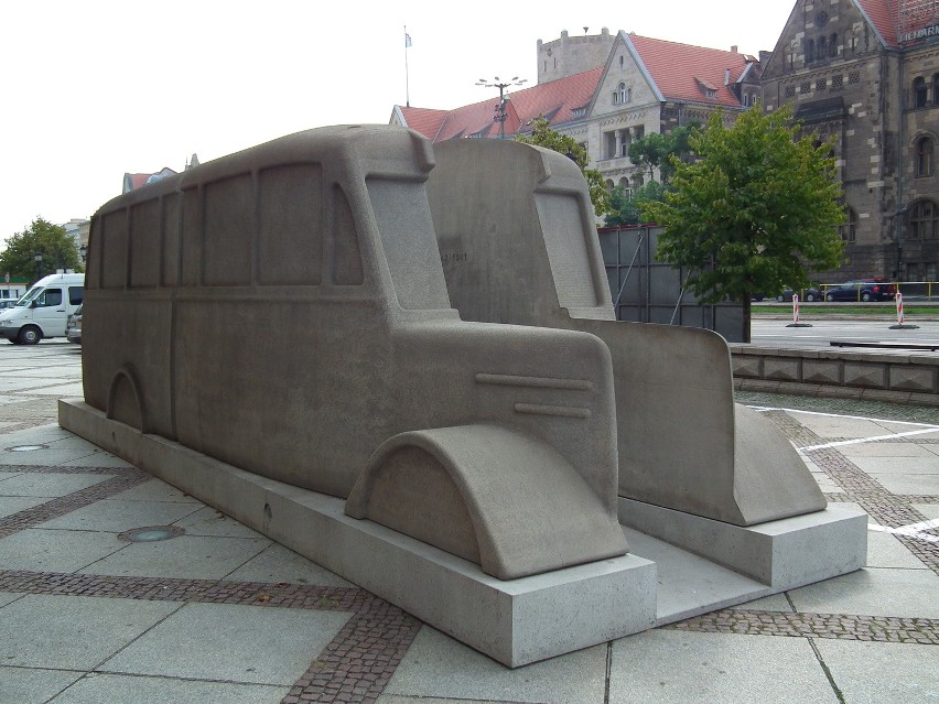 Przed CK Zamek stanął Pomnik Szarych Autobusów