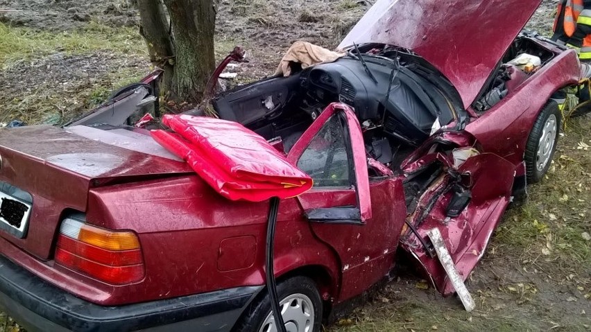 Siła uderzenia była tak duża, że samochód niemal owinął się...