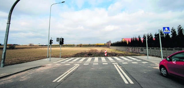 Władze Volkswagena, lokalni politycy oraz mieszkańcy Wrześni chcieliby dokończenia budowy bezpośredniej drogi dojazdowej z autostrady na teren Wrzesińskiej Strefy Aktywności Gospodarczej, w której znajduje się m.in. fabryka Volkswagena