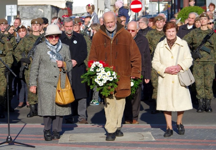 Święto Niepodległości w Tarnobrzegu. Odsłonięto pomnik Józefa Piłsudskiego [ZDJĘCIA]