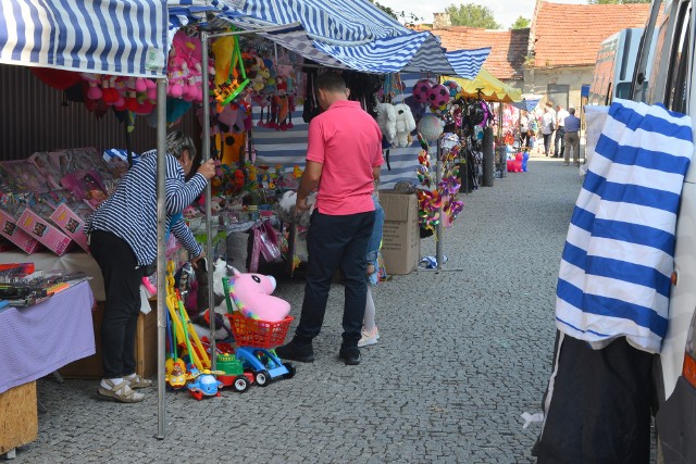 Podczas odpustu mało klientów, a nastroje sprzedających i kupujących raczej minorowe.