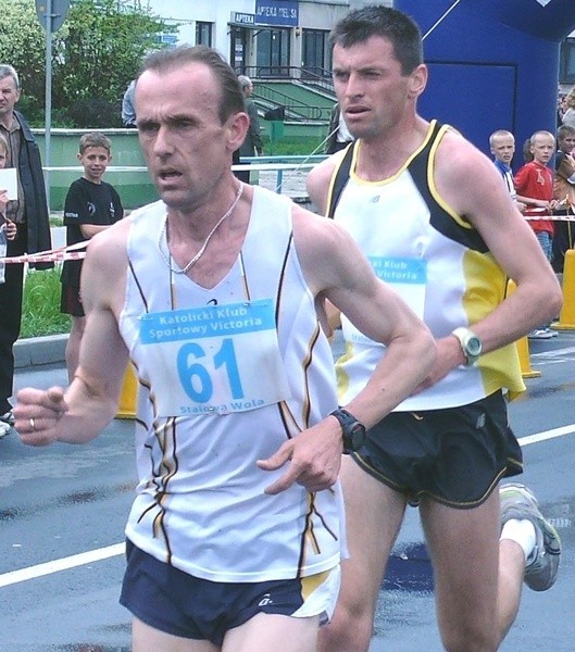 Bogdan Dziuba (z lewej), biegacz Victorii Stalowa Wola, wygrał na Słowacji.