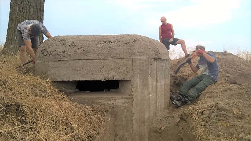 Turyści łatwiej tu trafią. Schrony odkopywane są do stanu...