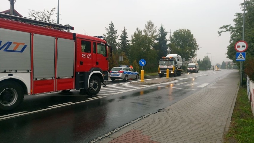 Wypadek na krajowej 39 w Namysłowie. Bus uderzył w ciężarówkę. Trzy osoby trafiły do szpitala