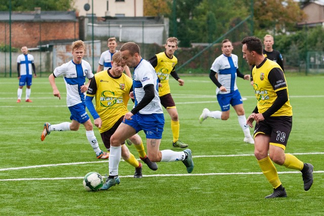 Zawisza Bydgoszcz rozgromił Piasta Złotniki Kujawskie 9:0 (4:0) w meczu IV rundy Pucharu Polski na szczeblu podokręgu bydgoskiego. Do przerwy popis dał Patryk Straszewski. Napastnik niebiesko-czarnych zdobył cztery bramki, a potrzebował do tego tylko 14 minut (18, 23, 29, 32)! Po przerwie gole dla zawiszan strzelali:Rafał Piekuś (54), Adam Wiśniewski (77), Mateusz Oczkowski (79), Medard Dahms (82) i Straszewski (87).  W Solcu Kujawskim miejscowa Unia, występująca w klasie okręgowej, podejmowała imienniczkę z Janikowa, która rywalizuje w III lidze. Wygrali janikowianie 2:1 (0:0). Gole strzelili: Kamil Kuropatwiński (57), Adam Konieczny (69) - Kacper Sapa (66).Mecz Start Eco-Pol Pruszcz - Wda Świecie został przełożony. Nowy termin zostanie ogłoszony po rozpatrzeniu odwołania Sportisu Łochowo. Przypomnijmy, że Sportis w poprzedniej rundzie wygrał z Wdą 2:0, ale wynik został zweryfikowany jako walkower 3:0 dla Wdy z powodu gry nieuprawnionych zawodników w drużynie z Łochowa.W 1/8 finału już na szczeblu Kujawsko-Pomorskiego Związku Piłki Nożnej są mające wolny los: Cuiavia Inowrocław, Pogoń Mogilno, Polonia Bydgoszcz i Unia Gniewkowo, a także Chemik Moderator Bydgoszcz, który broni trofeum. Z podokręgu toruńskiego awans wywalczyli: Mustang Ostaszewo, Sparta Brodnica, Pomorzanin Toruń i Cyklon Kończewice. Z podokręgu włocławskiego awansowali: Kujawiak Kowal, Orlęta Aleksandrów Kujawski, Lech Rypin.