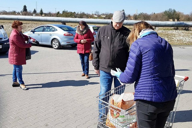 W niedzielę, 5 kwietnia, maseczki były rozdawane seniorom.