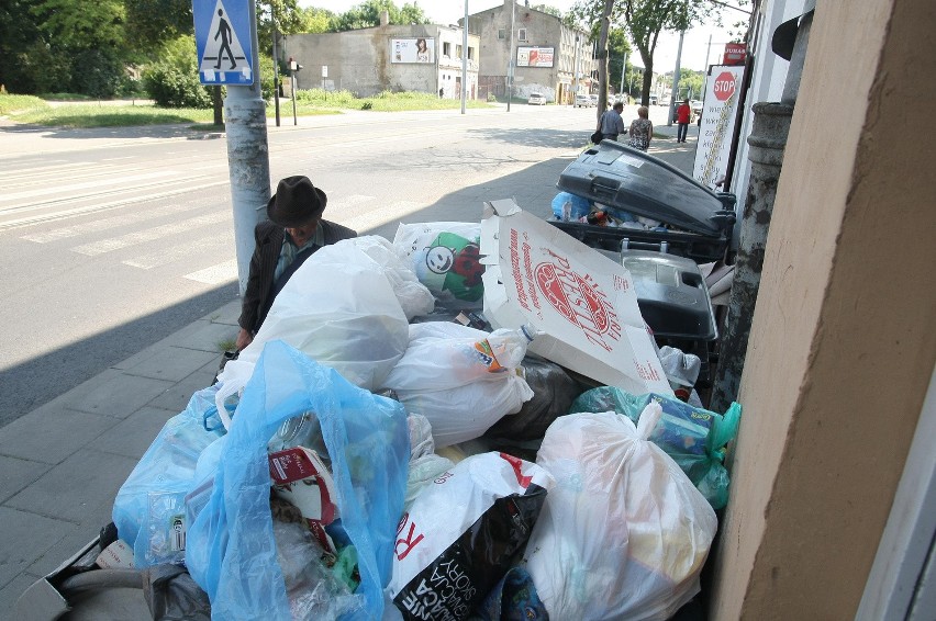Przepełnione śmietniki przy ul. Zgierskiej 74
