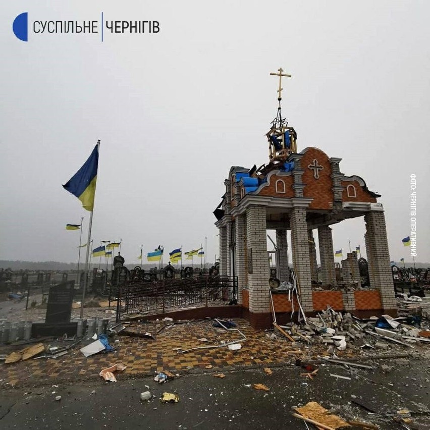 Zniszczony cmentarz wojskowy przez rosyjskiego agresora