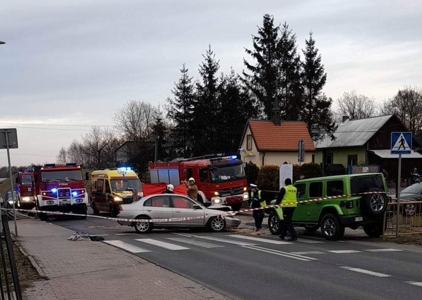 Śmiertelny wypadek pod Krakowem. Zderzenie czołowe na drodze krajowej 44. Do szpitala trafiło niemowlę. Jego rodzice nie żyją