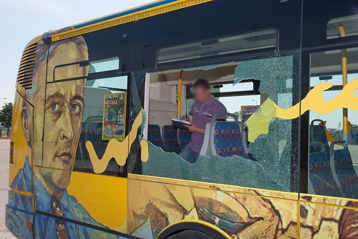 Wybita szyba w autobusie
Wybita szyba w autobusie