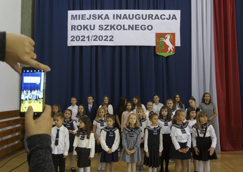 Dzieci wesoło wbiegły do szkoły! Miasto oficjalnie zainaugurowało nowy rok szkolny. Zobacz zdjęcia