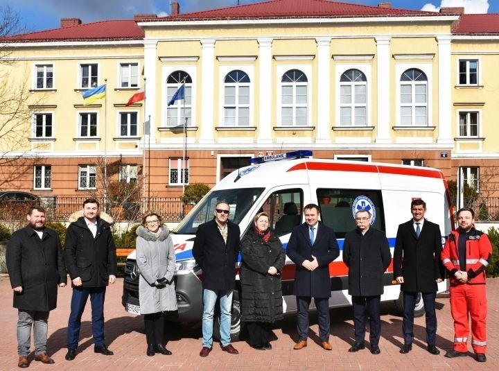 W poniedziałek 28 lutego nowy ambulans został przekazany do...