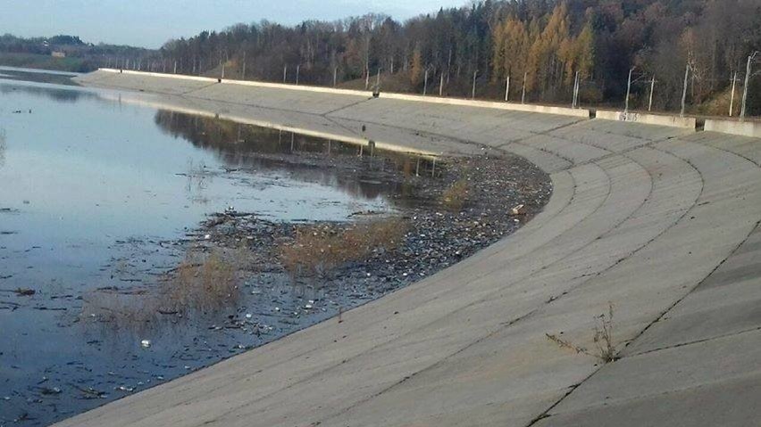 To zdjęcie brudnego jeziora zrobił  jeden z mieszkańców na...