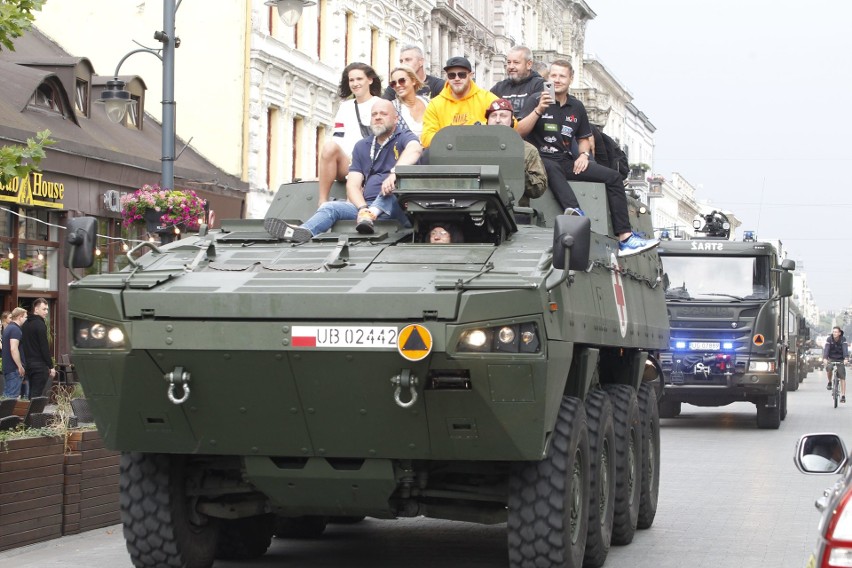 Marcin Gortat, plejada gwiazd i Wojsko Polskie. Parada ul. Piotrkowską w Łodzi [ZDJĘCIA]