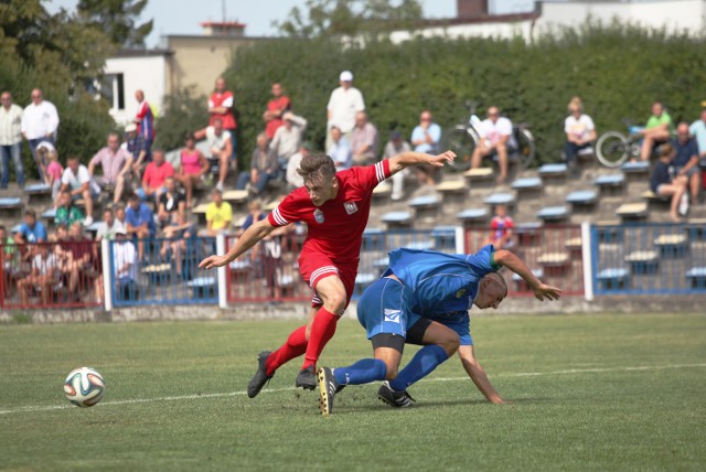 Bramkę na 8:0 strzelił Wojciech Barnik (czerwona koszulka)