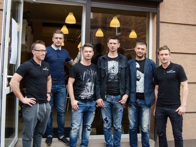 Przemek Ryński, Klaudiusz Łatkowski, Tomek Żelazowski, Tadeusz Krawiec, Darek Pietrasiak i Marcin Grunt przed Pasta Land.