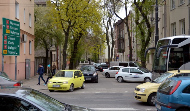 Przebudowa Narutowicza oraz uliczek od niej odchodzących (na zdj. Strażacka) obejmie odcinek od Lipowej do Ochotniczej. Pojawi się nowy asfalt, wymieniona zostanie infrastruktura podziemna.