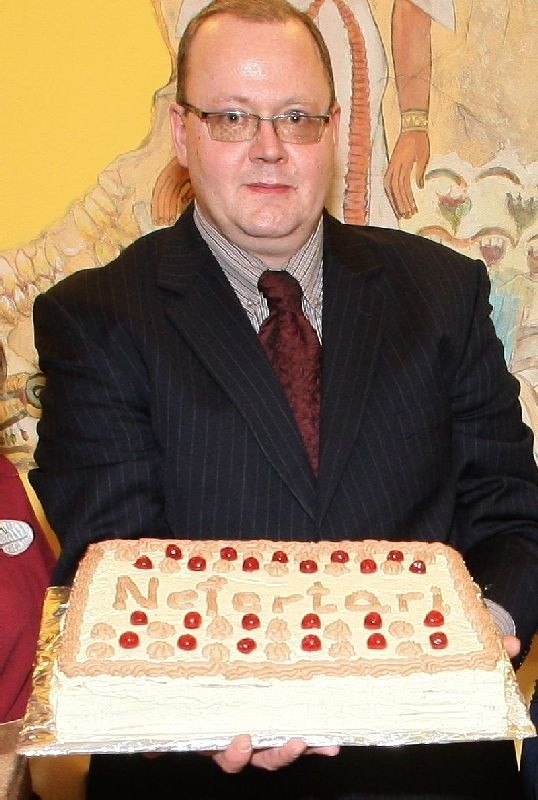 Rafał Górski, współwłaściciel Instytutu Medi-Spa Nefertari, własnoręcznie upiekł tort na 1 urodziny Spa.