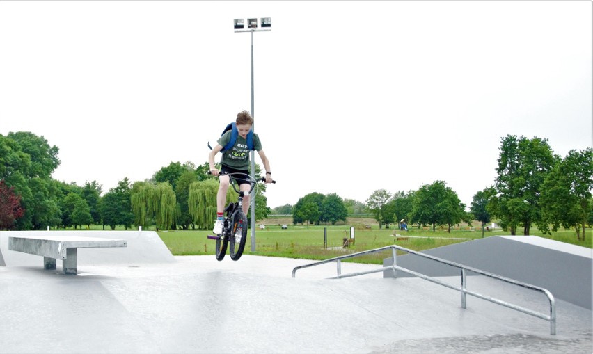 Skatepark w Tarnobrzegu otwarty dopiero po czwartym odbiorze. Można już jeździć, ale jest ślisko [ZDJĘCIA]  