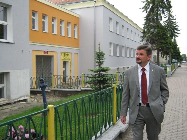 Piotr Pośpiech, starosta kluczborski, przy Zespole Szkół Ponadgimnazjalnych nr 2 przy ul. Byczyńskiej w Kluczborku.