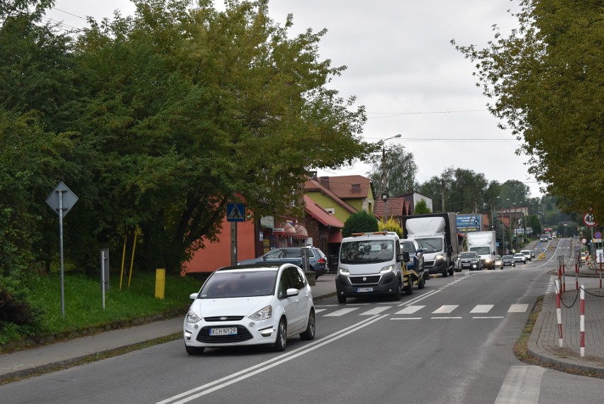 Chełmek potrzebuje obwodnicy, bo korki w centrum miasta stają się coraz dłuższe, a do tego jest niebezpiecznie [ZDJĘCIA]